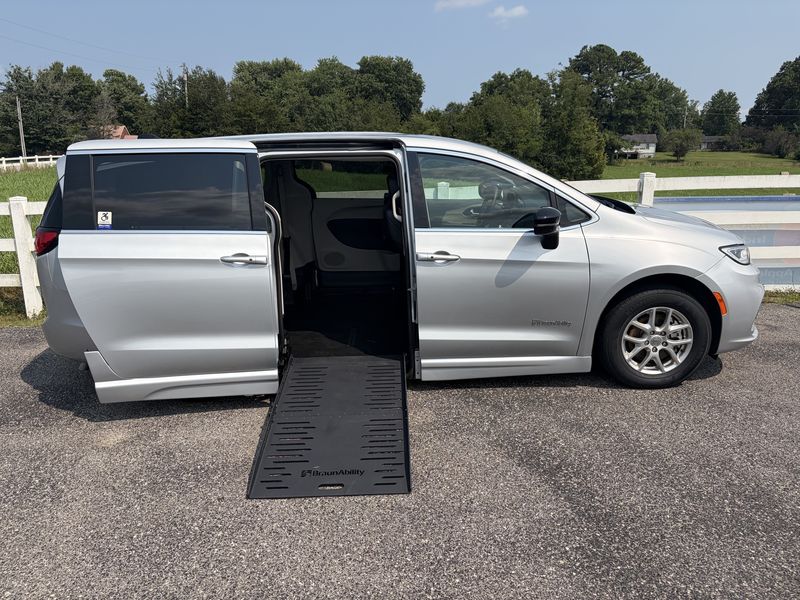 Used 2024 Chrysler Pacifica